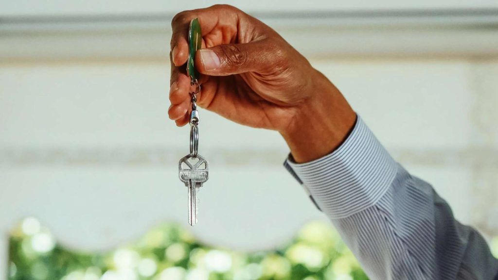 a person holding keys.